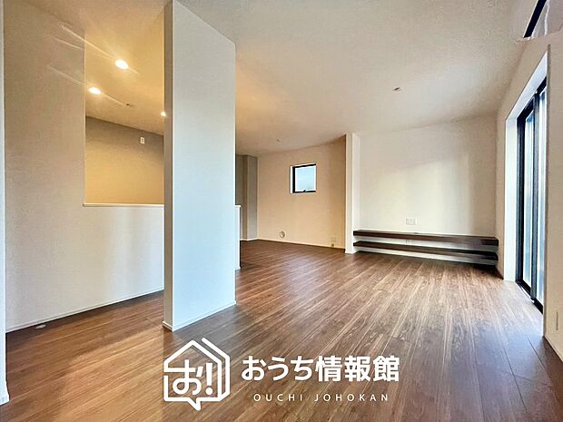 現地写真(リビング)
フローリング材には、木目、色調など木材特有の風合いがあり、ナチュラルな美しさになっています。