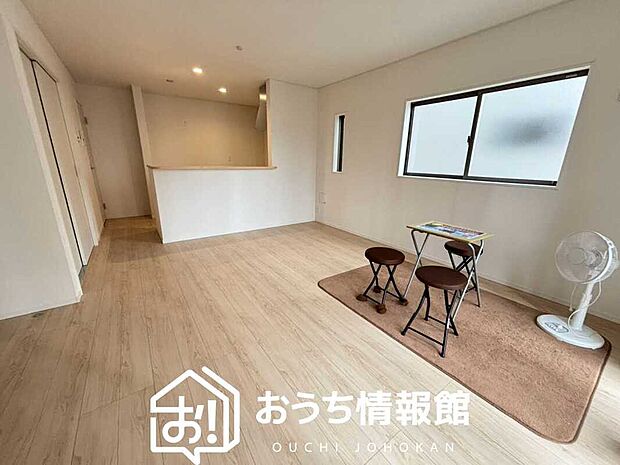 現地写真(リビング)
フローリング材には、木目、色調など木材特有の風合いがあり、ナチュラルな美しさになっています。