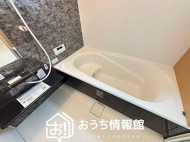 現地写真（浴室）
浴室暖房乾燥機付き。１坪タイプで広々です。