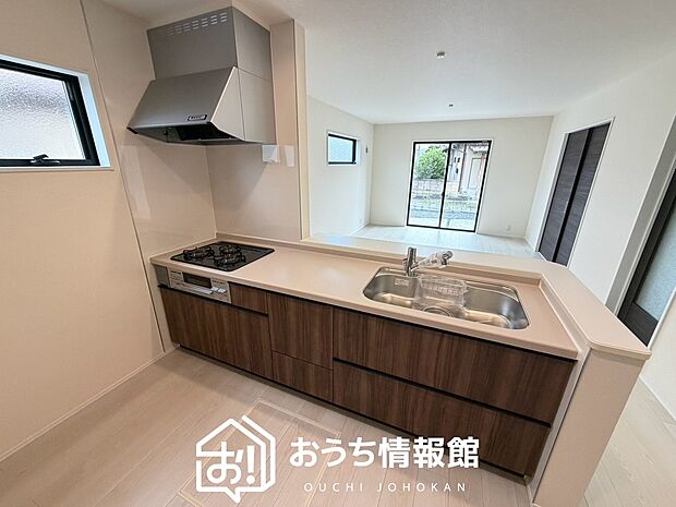 現地写真（キッチン）
収納たっぷりのシステムキッチン、浄水器付水栓を標準装備しています。