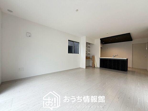 現地写真(リビング)
フローリング材には、木目、色調など木材特有の風合いがあり、ナチュラルな美しさになっています。