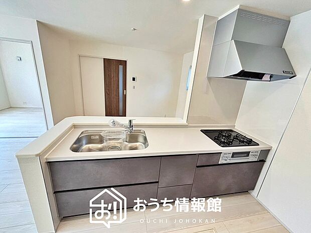 現地写真(キッチン)
収納たっぷりのシステムキッチン、浄水器付水栓を標準装備しています。