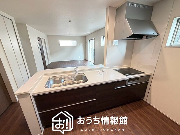 現地写真(キッチン)
収納たっぷりのシステムキッチン、浄水器付水栓を標準装備しています。