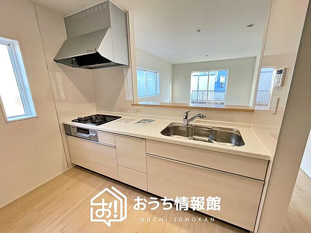 現地写真(キッチン)
収納たっぷりのシステムキッチン、浄水器付水栓を標準装備しています。