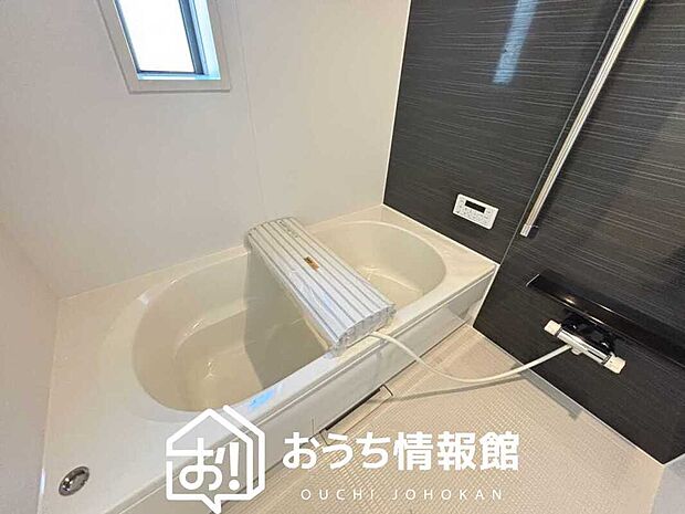 現地写真（浴室）
浴室暖房乾燥機付き。１坪タイプで広々です。