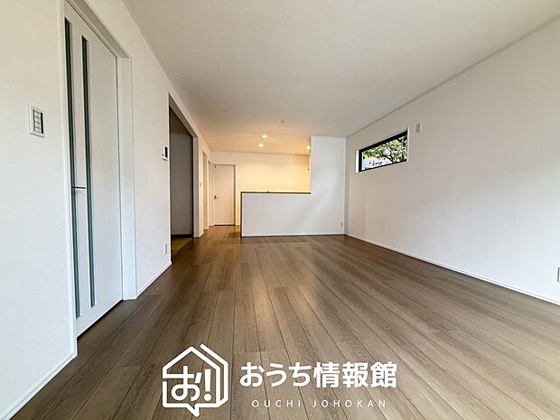 現地写真（リビング）
フローリング材には、木目、色調など木材特有の風合いがあり、ナチュラルな美しさになっています。