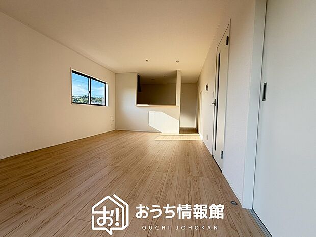 現地写真（リビング）
フローリング材には、木目、色調など木材特有の風合いがあり、ナチュラルな美しさになっています。