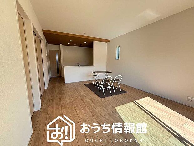 現地写真（リビング）
フローリング材には、木目、色調など木材特有の風合いがあり、ナチュラルな美しさになっています。
