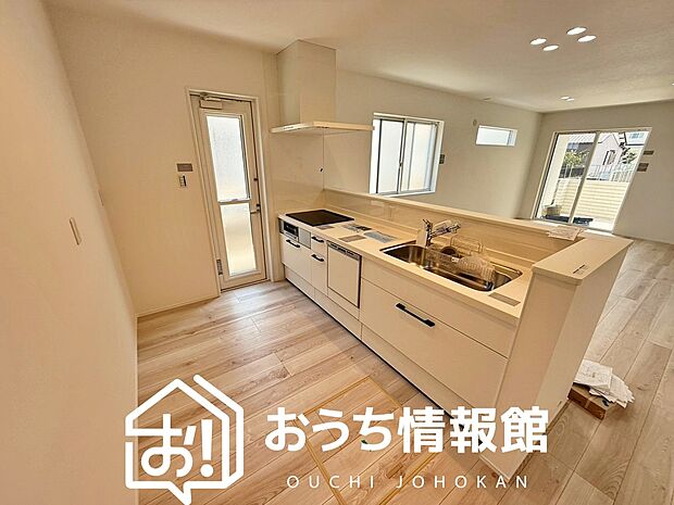 【現地写真(キッチン)】収納たっぷりのシステムキッチン、浄水器付水栓を標準装備しています。