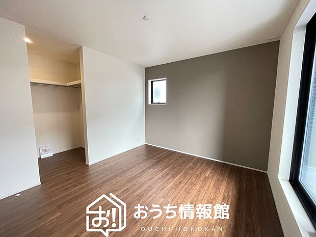 【現地写真(寝室)】木目の美しさを際立たせるシンプルデザインの建具を使用しています。