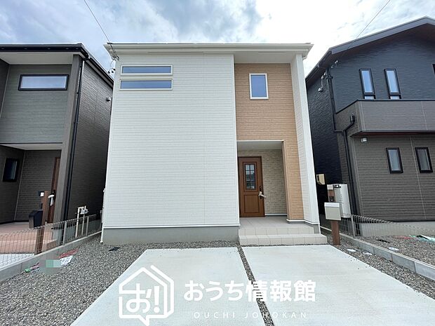 【現地写真(外観)【2号地】】軽くて火災に強い屋根材を採用し、地震時の建物への負担や揺れを軽減しています。