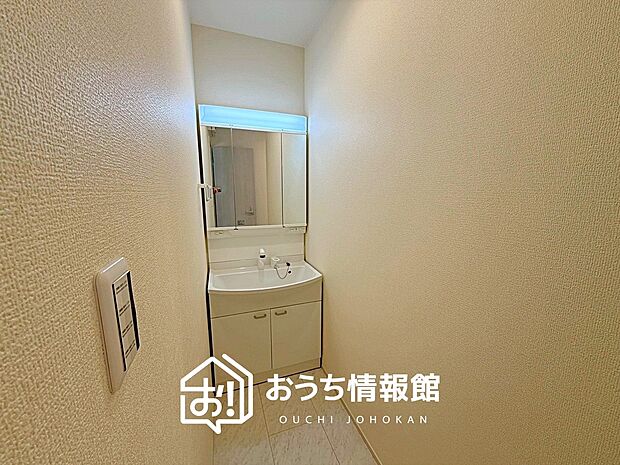 【洗面台・洗面所】鏡の両サイドは、必要なものを取出しやすく、大きな鏡面で朝の準備も快適。
使いやすいリフトアップ機能付きのシングルレバーシャワー水栓付です。