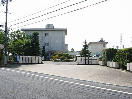 四日市市立三重平中学校 800ｍ(徒歩10分)