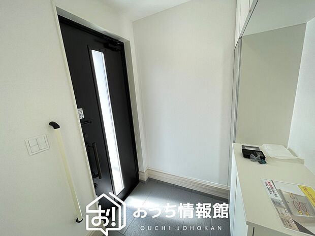 【現地写真(玄関)】玄関には、大型のシューズ収納を設置しています。