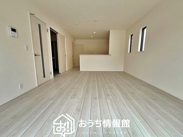 【現地写真(リビング)】フローリング材には、木目、色調など木材特有の風合いがあり、ナチュラルな美しさになっています。