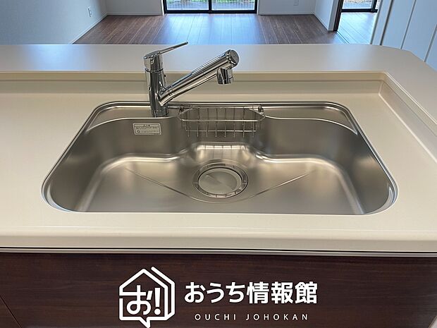 【浄水器内臓型ハンドシャワー付シンク】傷や汚れが付きにくい静音仕様の全面エンボス加工シンク。
また、蛇口の先端に浄水器を内蔵。浄水シャワーが使える毎分4リットルのたっぷり浄水。