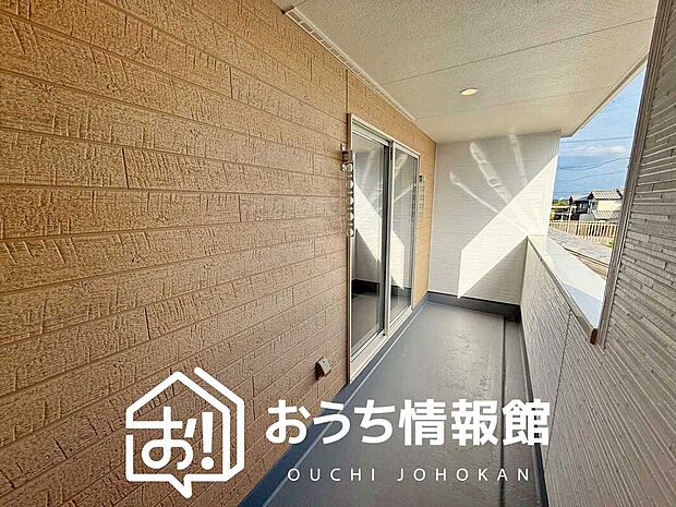 【バルコニー】奥行きが広く、洗濯物をゆったりと干せる十分な広さで、家族の洗濯も捗ります。