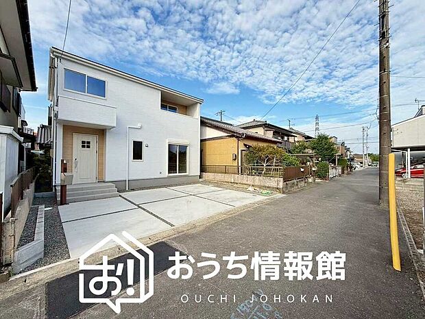 【現地写真(前道含む外観)】軽くて火災に強い屋根材を採用し、地震時の建物への負担や揺れを軽減しています。