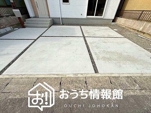 【現地写真(駐車場)】駐車スペースが広く、運転が苦手な方も安心です。