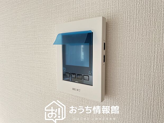 【TVモニター付インターホン】手放し通話ができ、送話表示灯で送話・受話状態が確認できます。
映像と音声で玄関先の様子をチェックできるモニター機能や、夜間の訪問者の顔も確認できるLEDライトを装備しています。