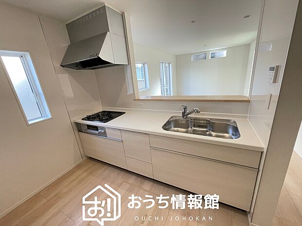 【現地写真(キッチン)】収納たっぷりのシステムキッチン、浄水器付水栓を標準装備しています。