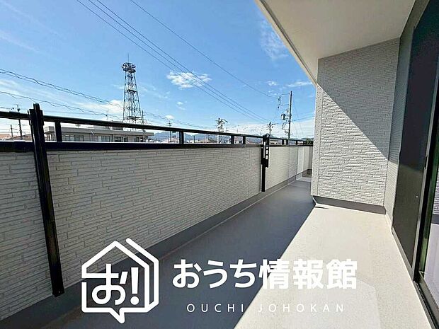 【バルコニー】奥行きが広く、洗濯物をゆったりと干せる十分な広さで、家族の洗濯も捗ります。