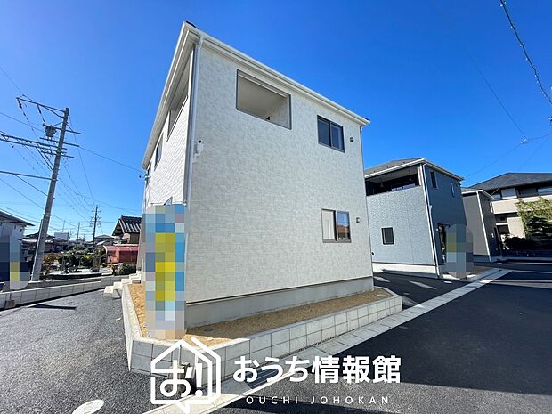 【現地写真(街並み)】雨で汚れを落とし、耐久性・耐候性に優れた外壁を使用しています。