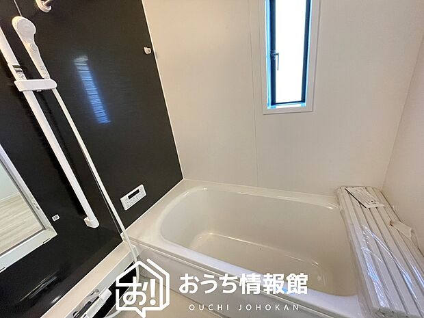 【現地写真(浴室)】浴室暖房乾燥機付き。1坪タイプで広々です。