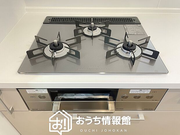 【ビルトインコンロ】フラットな構造で清掃性が高く、過熱防止センサー付3口タイプで日頃の家事も快適です。