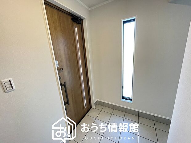 【現地写真(玄関)】玄関には、大型のシューズ収納を設置しています。