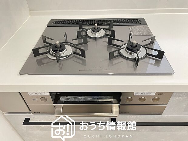 【ビルトインコンロ】フラットな構造で清掃性が高く、過熱防止センサー付3口タイプで日頃の家事も快適です。