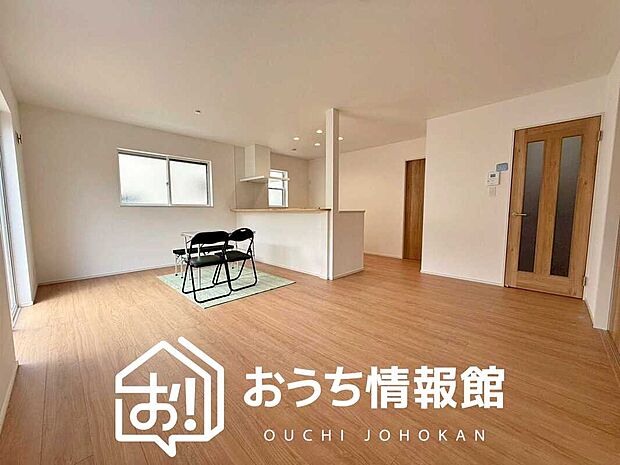 【現地写真(リビング)】フローリング材には、木目、色調など木材特有の風合いがあり、ナチュラルな美しさになっています。