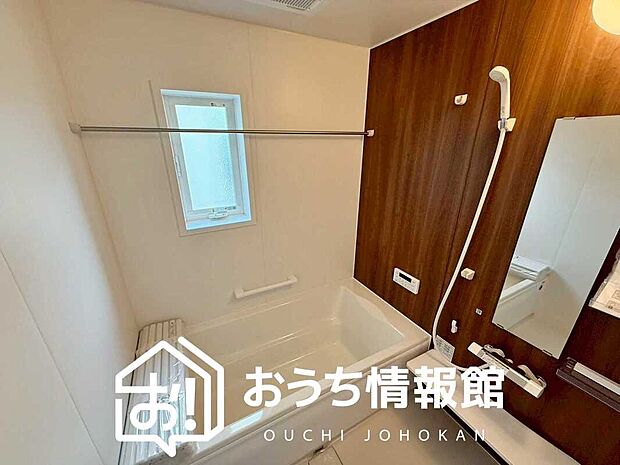 【現地写真(浴室)】浴室暖房乾燥機付き。1坪タイプで広々です。