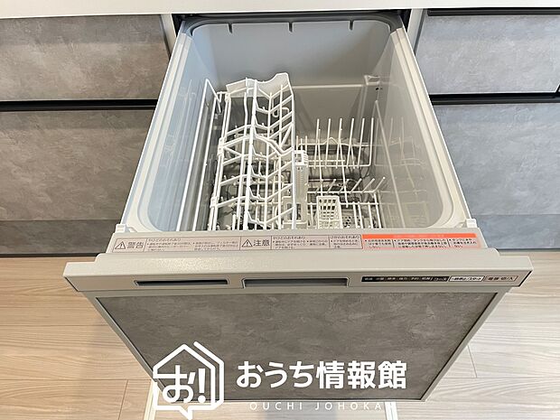 【食器洗い乾燥機】食後の時間にゆとりを与えてくれる食器洗い乾燥機。
操作ボタンも上面にあるので、腰をかがめずに操作ができラクラクです。