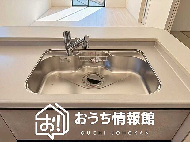 【浄水器内臓型ハンドシャワー付シンク】傷や汚れが付きにくい静音仕様の全面エンボス加工シンク。
また、蛇口の先端に浄水器を内蔵。浄水シャワーが使える毎分4リットルのたっぷり浄水。