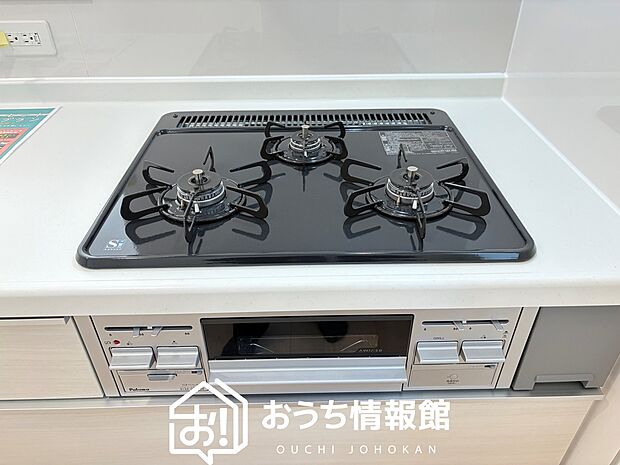 【ビルトインコンロ】フラットな構造で清掃性が高く、過熱防止センサー付3口タイプで日頃の家事も快適です。