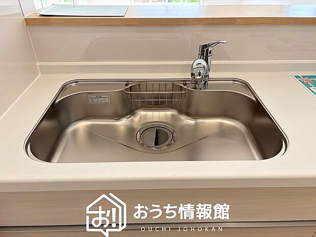 【浄水器内臓ハンドシャワー付シンク】広々とした凸型シンクに洗剤ポケットを標準装備。すっきり収納できます。
また、蛇口の先端に浄水器を内蔵しているため場所をとりません。