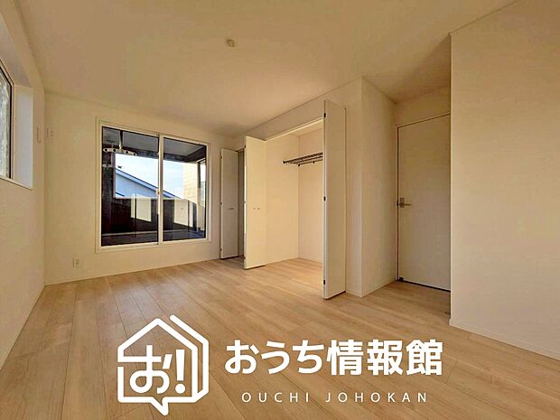 【現地写真(寝室)】木目の美しさを際立たせるシンプルデザインの建具を使用しています。