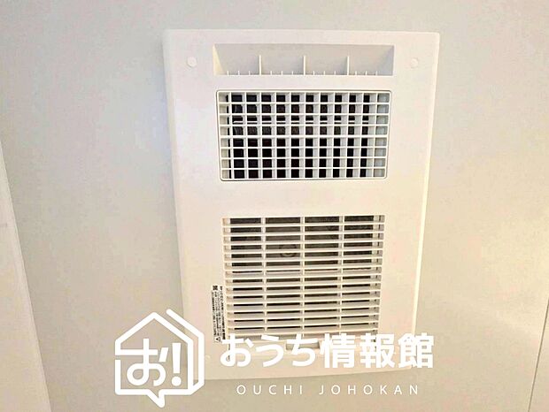 【浴室暖房換気乾燥機】サイドブロー機能で、乾燥効率アップです。
サイドに吹き出しを搭載することにより浴室内を端まで循環する気流ができ、さらに省エネ性能がアップします。