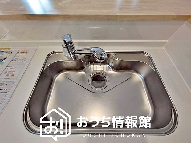 【浄水器内臓ハンドシャワー付シンク】広々とした凸型シンクに洗剤ポケットを標準装備。すっきり収納できます。
また、蛇口の先端に浄水器を内蔵しているため場所をとりません。