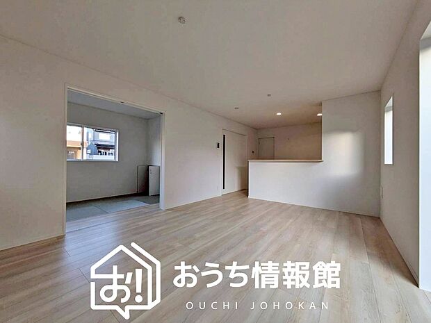 【現地写真(リビング)】フローリング材には、木目、色調など木材特有の風合いがあり、ナチュラルな美しさになっています。