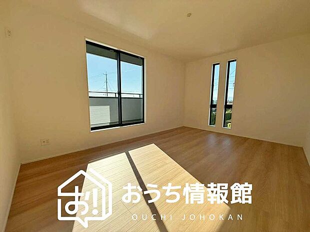 【現地写真(寝室)】木目の美しさを際立たせるシンプルデザインの建具を使用しています。