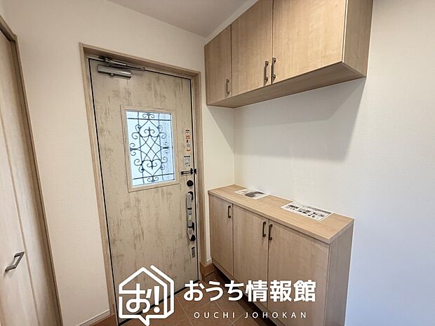 【現地写真(玄関)】玄関には、大型のシューズ収納を設置しています。