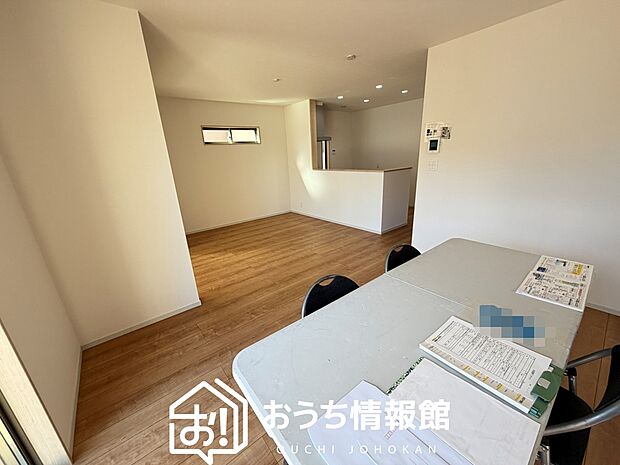 【現地写真(リビング)】フローリング材には、木目、色調など木材特有の風合いがあり、ナチュラルな美しさになっています。