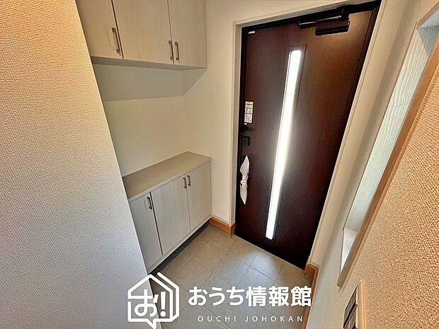 【現地写真(玄関)】玄関には、大型のシューズ収納を設置しています。