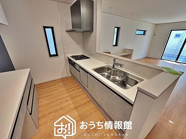 【現地写真(キッチン)】収納たっぷりのシステムキッチン、浄水器付水栓を標準装備しています。