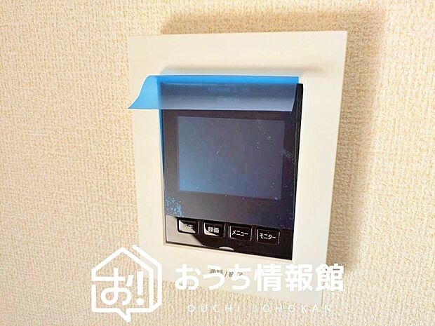 【TVモニター付インターホン】録画機能付きで、自動録画のほか、手動録画もできます。
受話、呼出音量の調整、明るさ調整が可能です。また、来訪者をズーム機能でズームアップして確認できます。