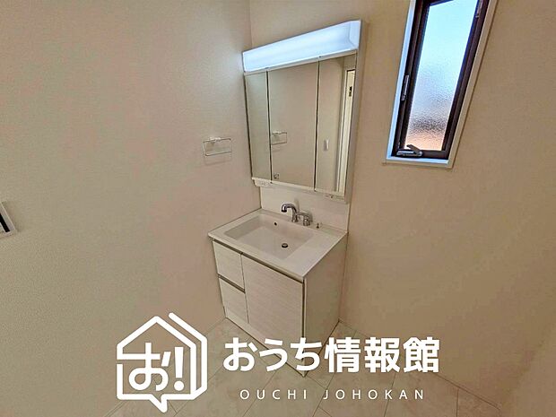 【洗面台・洗面所】鏡の両サイドは、必要なものを取出しやすく、大きな鏡面で朝の準備も快適。
使いやすいリフトアップ機能付きのシングルレバーシャワー水栓付です。