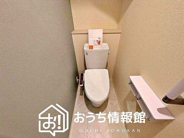 【トイレ】汚れてもサッとひと拭きでお手入れ簡単、エコ仕様の温水洗浄便座付きのトイレです。
バリアフリーにも配慮しています。