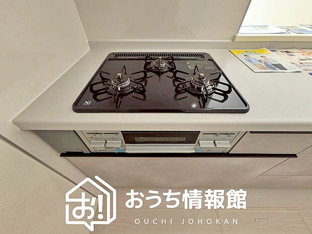 【ビルトインコンロ】フラットな構造で清掃性が高く、過熱防止センサー付3口タイプで日頃の家事も快適です。